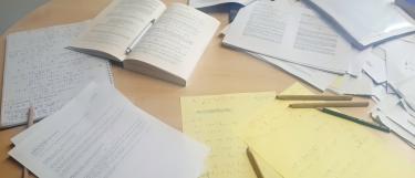 Schreibtisch mit Papier